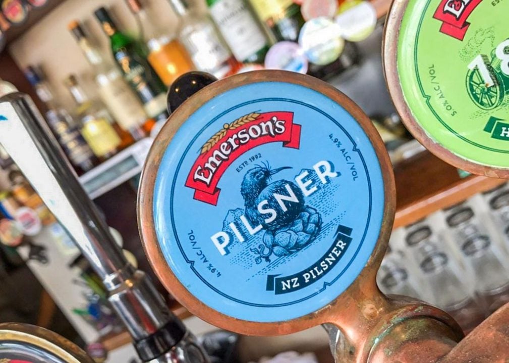 7 BEST Bars in Queenstown, New Zealand (that you'll LOVE!)