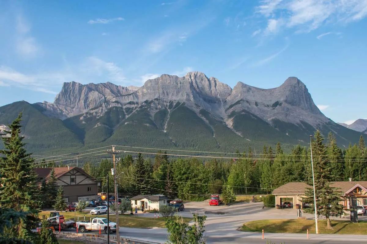 5 Absolute BEST Hotels in Canmore (from Affordable to Luxury!)
