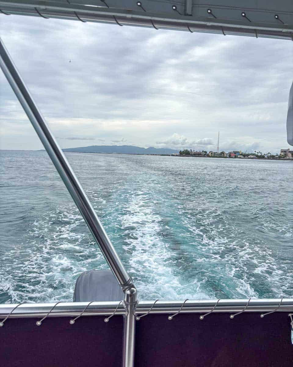 Views-of-the-ocean-from-a-boat-tour-oahu-Hawaii