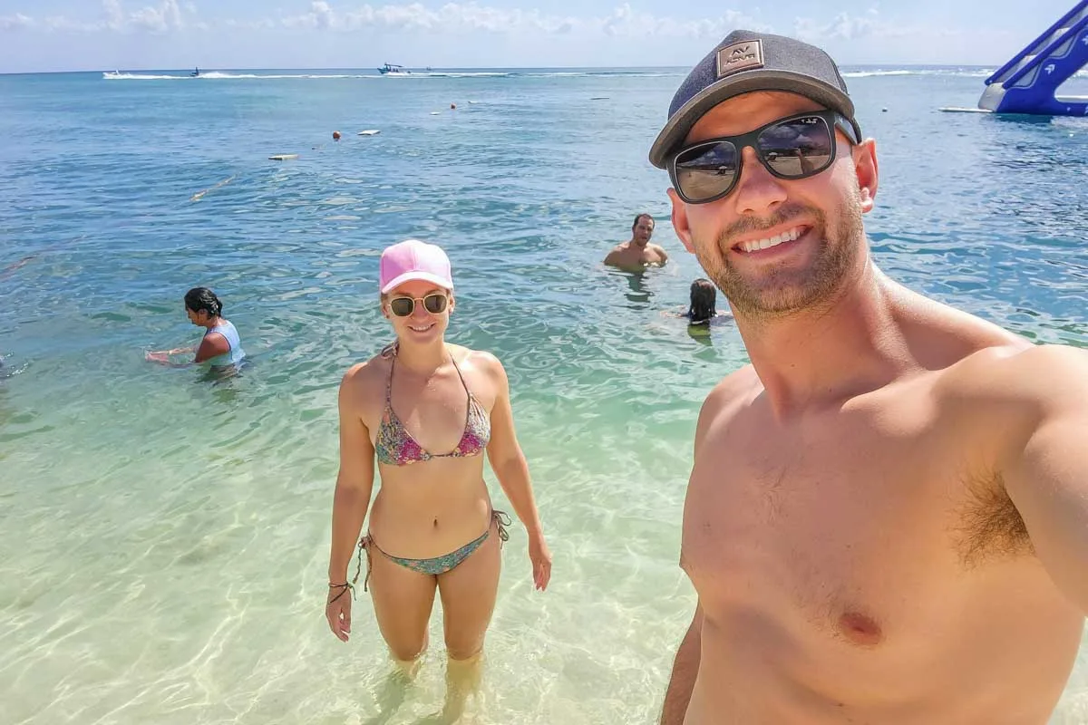 Daniel-and-Bailey-take-a-selfie-at-a-beach-in-Maui Hawaii