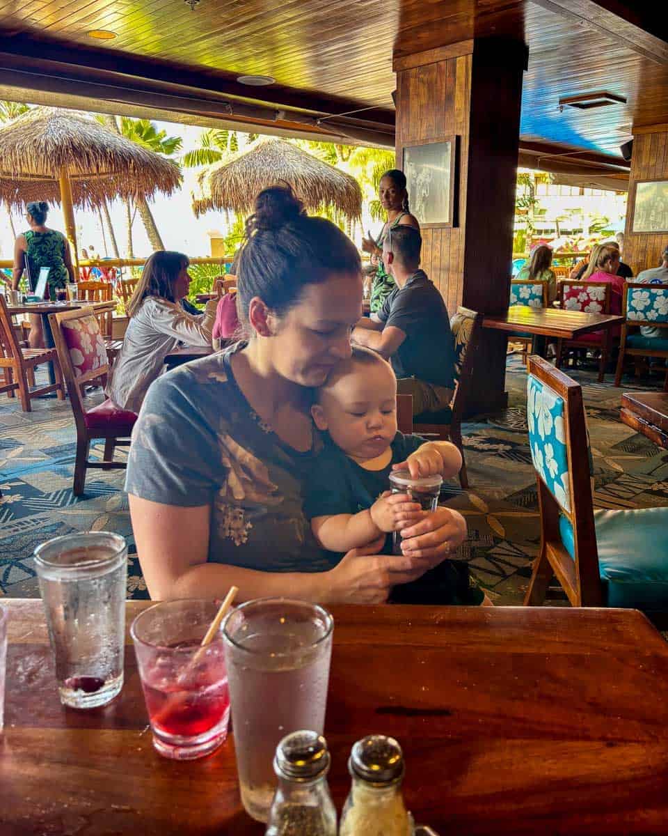 Trelle-eats-at-Dukes-in-Waikiki-Hawaii-with-family