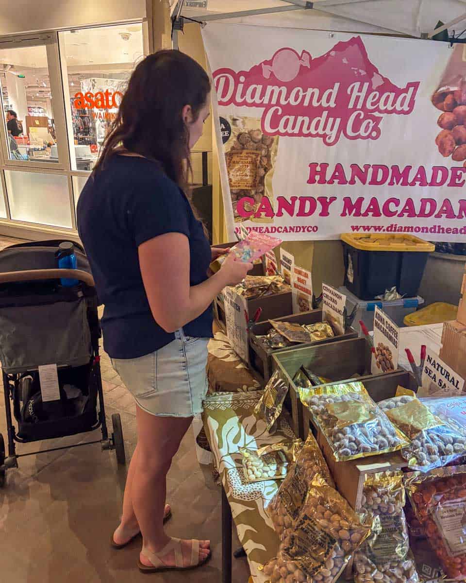 Trelle-shopping-in-Maui-Hawaii