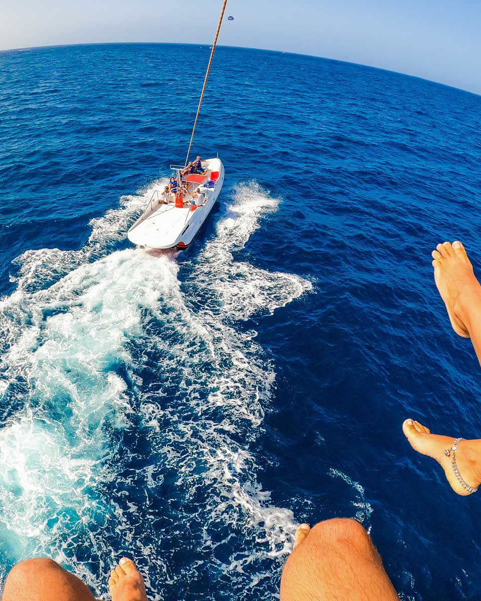 View-of-two-people-parasailing-over-Catalina Island California