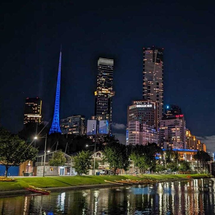Melbourne-lit-up-on-the-Yarra-river-at-night-in-Melbourne-Australia