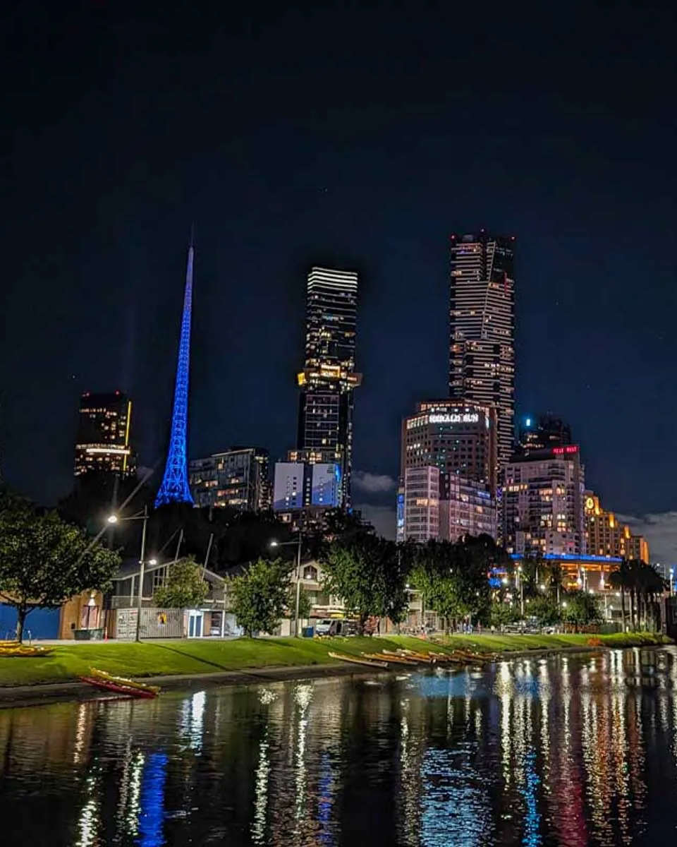 Melbourne-lit-up-on-the-Yarra-river-at-night-in-Melbourne-Australia