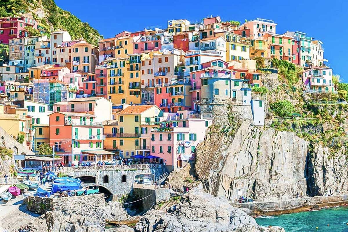 The-town-of-Manarola-in-Cinque-Terre-Italy