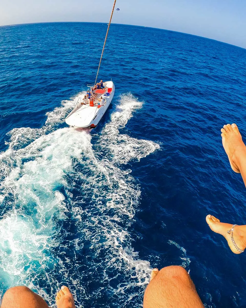 View-of-two-people-parasailing-over-the-ocean-in-Belize
