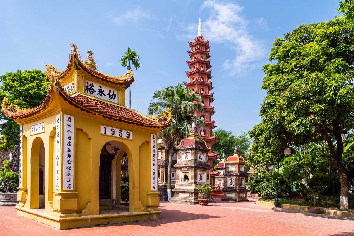 Tran Quoc Pagoda in Tây Hồ (West Lake) Hanoi Vietnam (4)