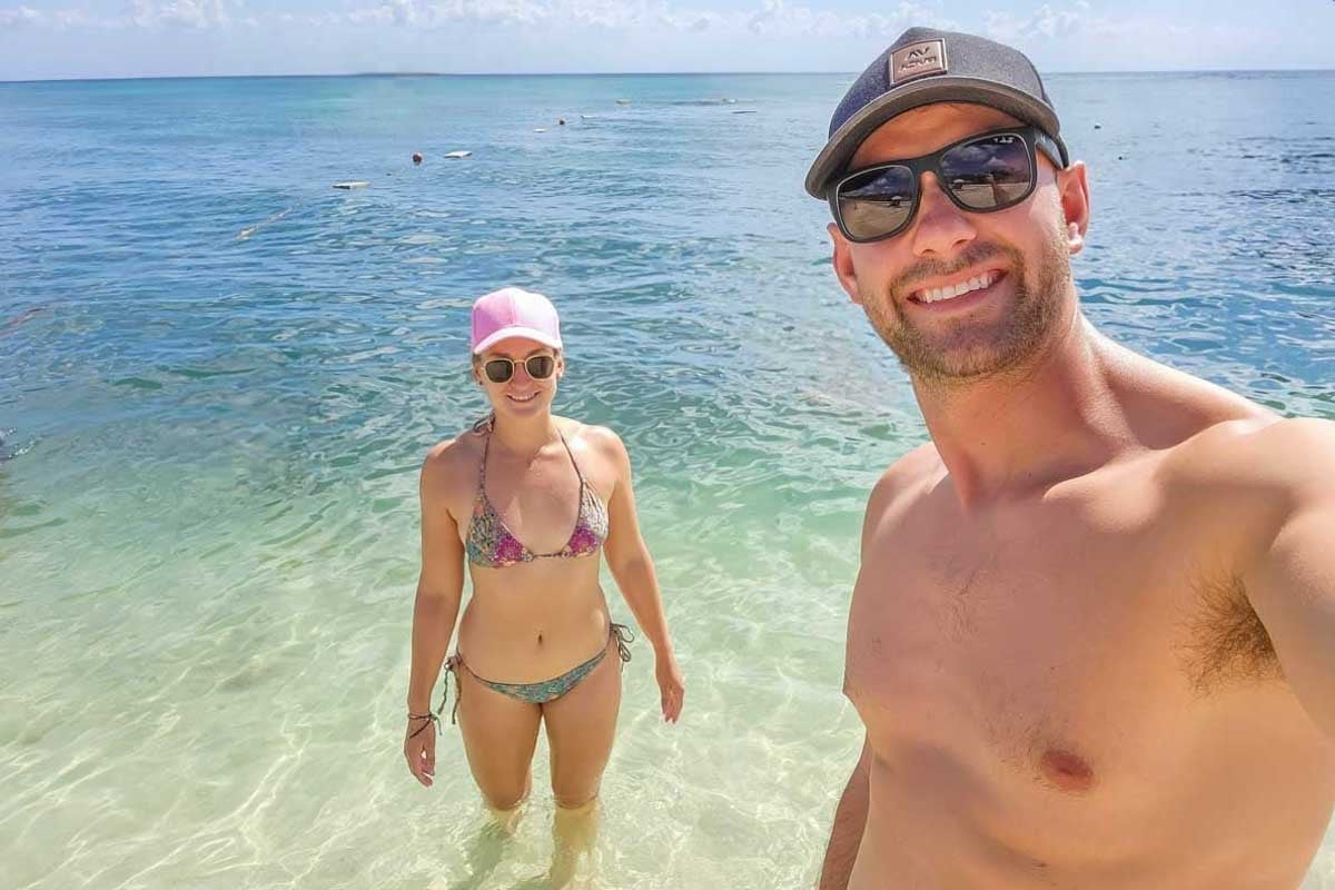 Daniel-and-Bailey-take-a-selfie-on-the-beach-in-Byron Bay Australia