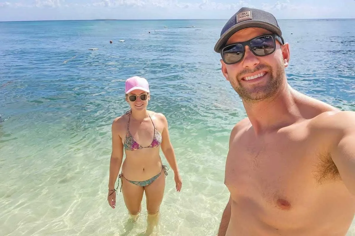 Daniel-and-Bailey-take-a-selfie-on-the-beach-in-Byron Bay Australia