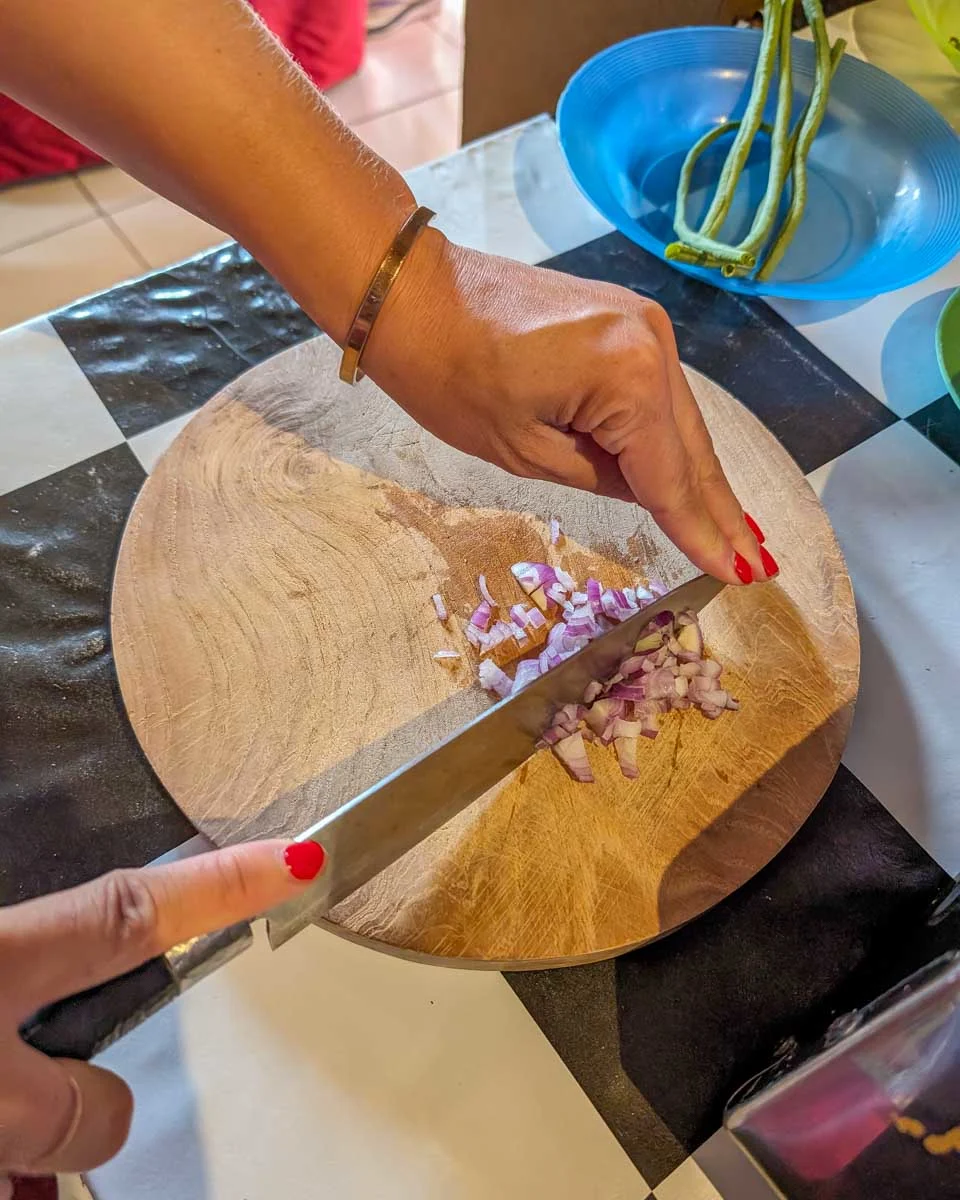 Bailey-chops-vegtables-during-a-cooking-class-in-Lake Atitlan Guatemala