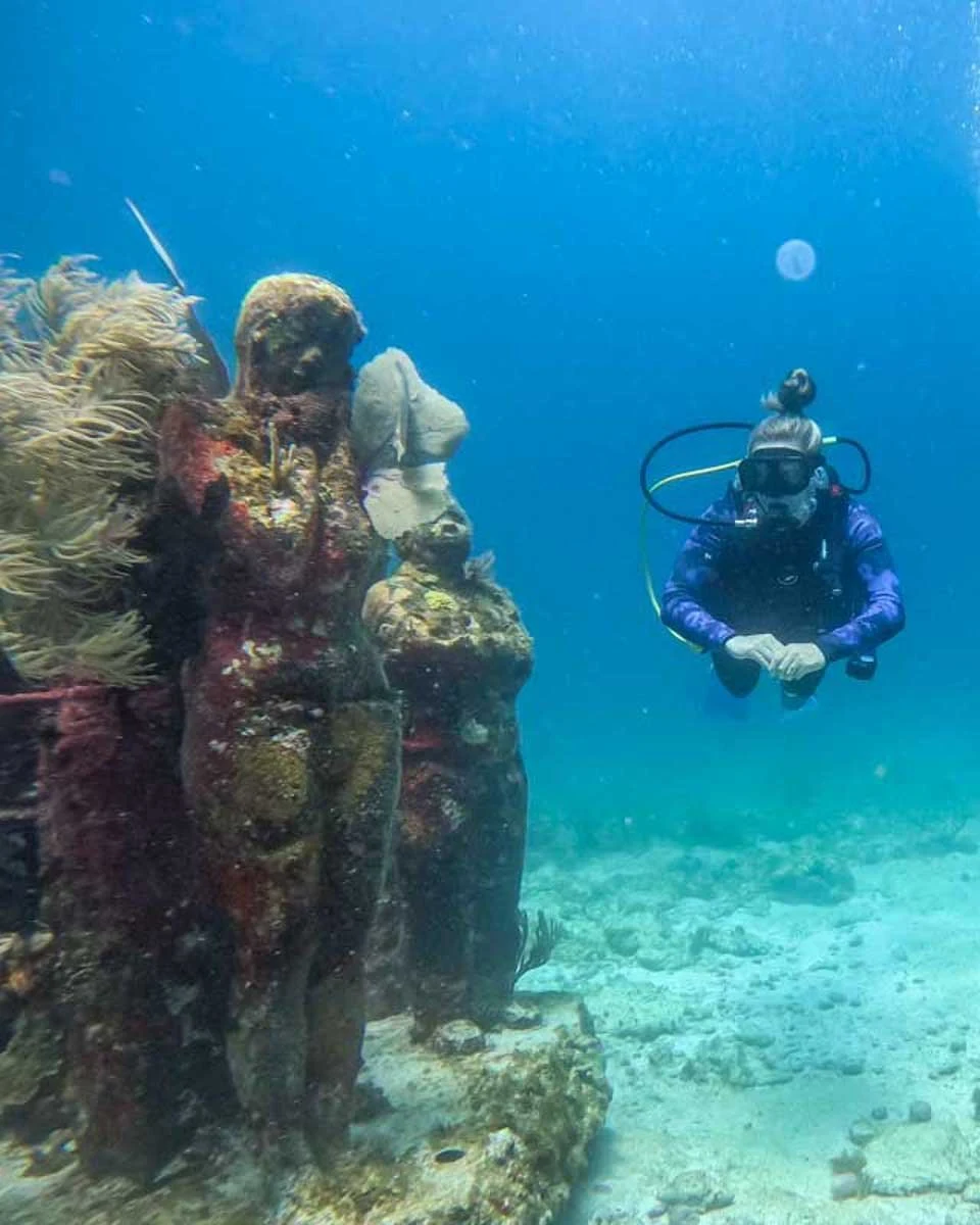 Daniel-and-Bailey-scuba-dive-in-Canc&uacute;n Underwater Museum Mexico