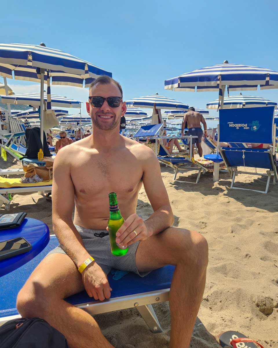 Daniel-at-the-beach-drinking-a-beer-in-Lagos Portugal