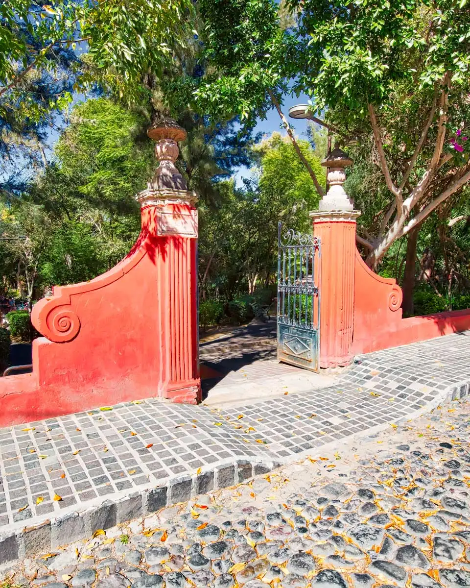 Walking through Parque Benito Ju&aacute;rez in San Miguel de Allende Mexico 1