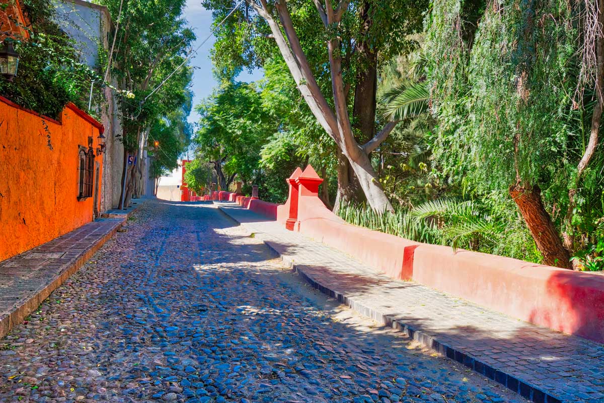 Walking through Parque Benito Ju&aacute;rez in San Miguel de Allende Mexico