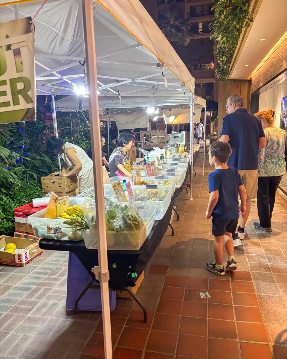 A farmers market in in Waikiki Honolulu Hawaii (13)