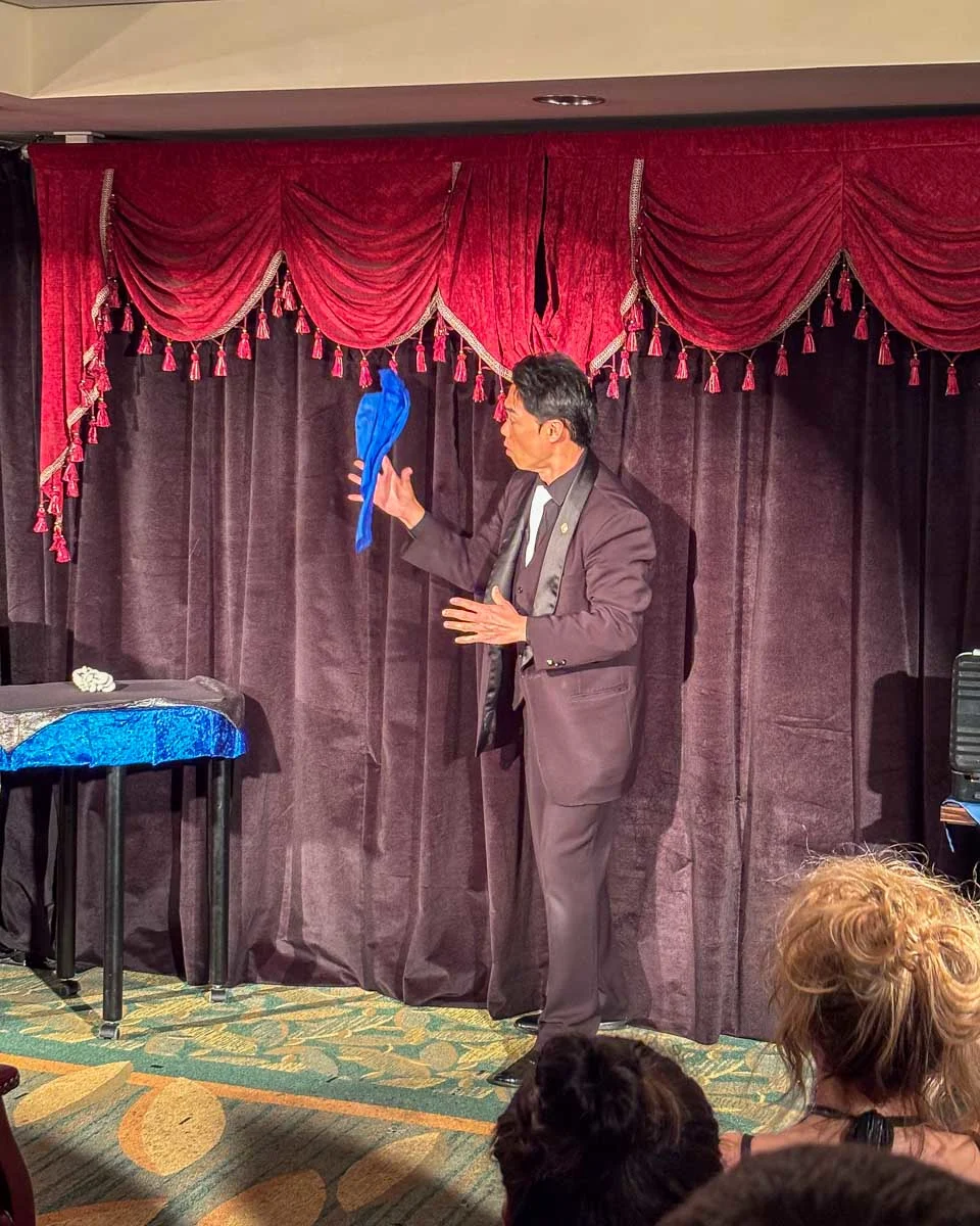 A magic show in Waikiki Honolulu Hawaii (7)