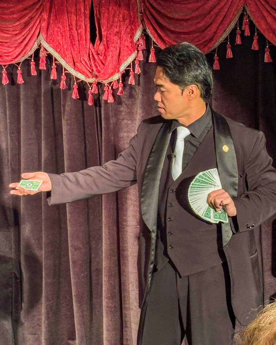 A magic show in Waikiki Honolulu Hawaii (8)