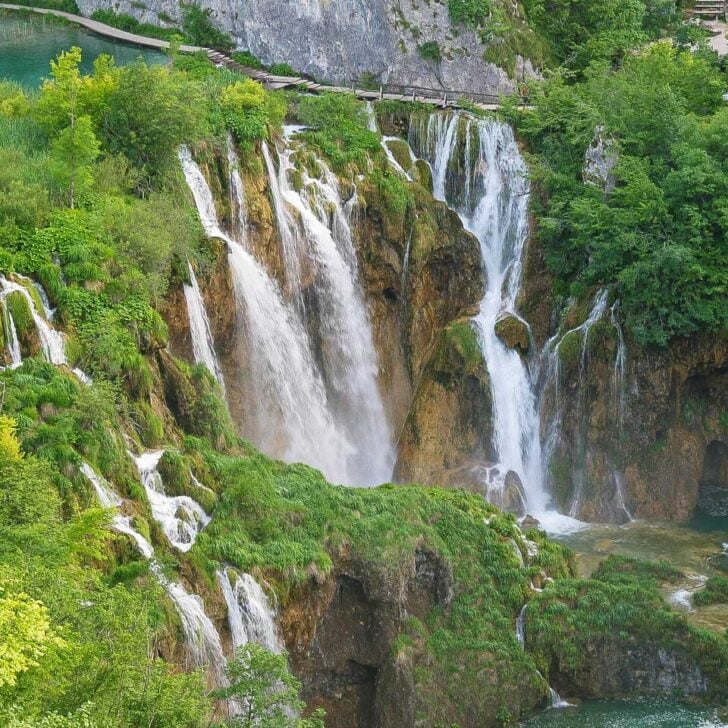 The-Great-Waterfall-in-plitvice-lakes-national-park-seen-on-a-tour-from-Zadar-Croatia