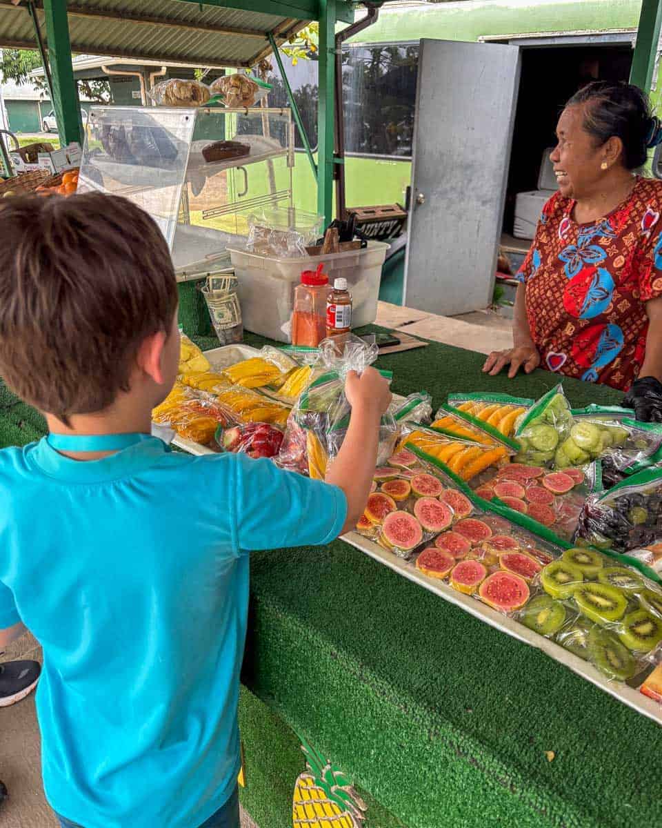 Trelle-son-buying-fresh-frruit-at-Kahuku-food-trucks-Oahu-Hawaii