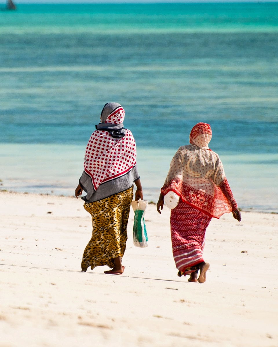 Local Maasai people on the beach in Zanzibar Tanzinia (2)