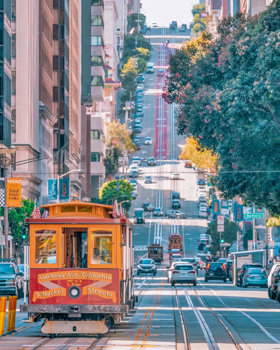 A cable car in Union Square in San Francisco California (3)
