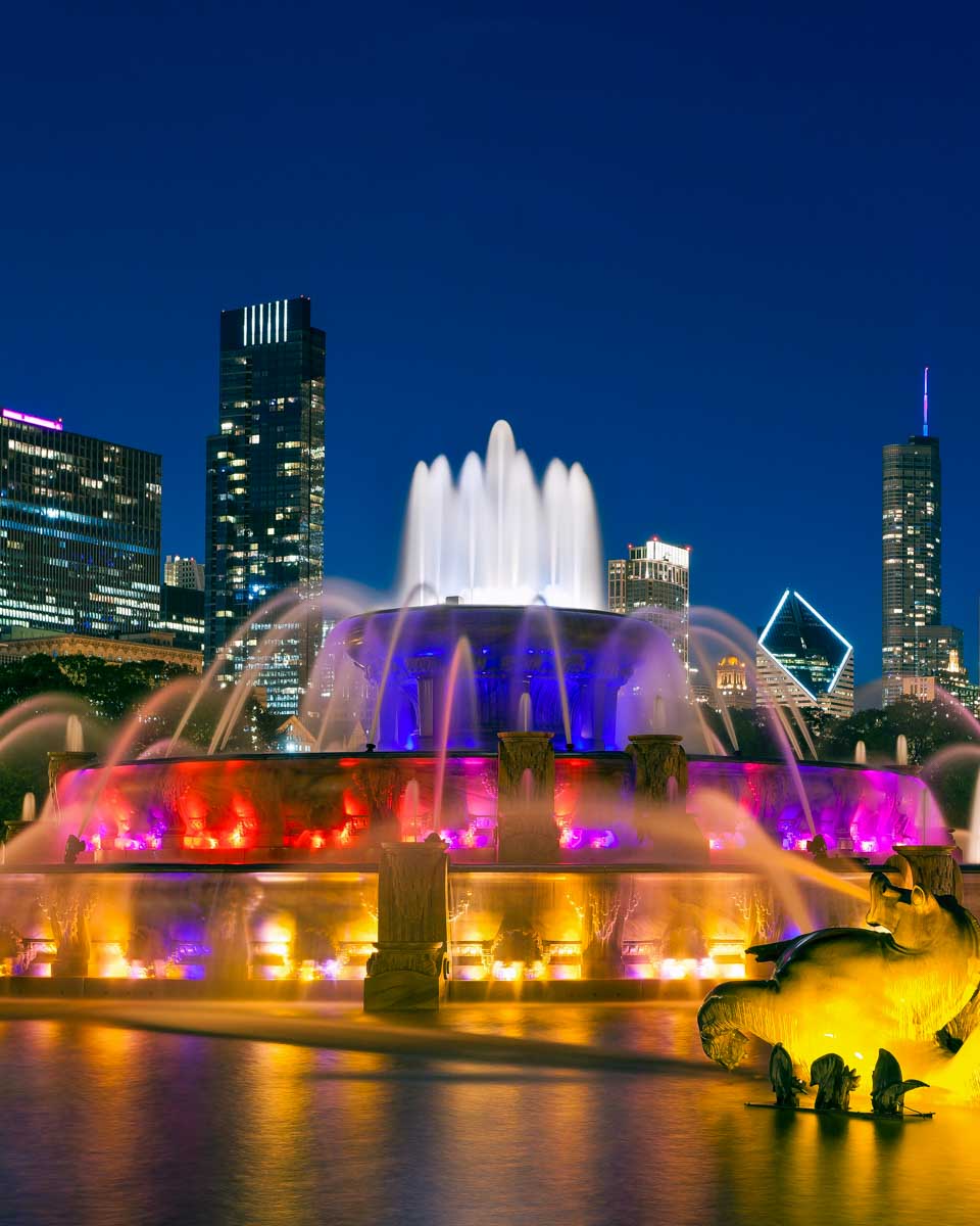 Clarence Buckingham Memorial Fountain in Grant Park, Chicago Illinois at night