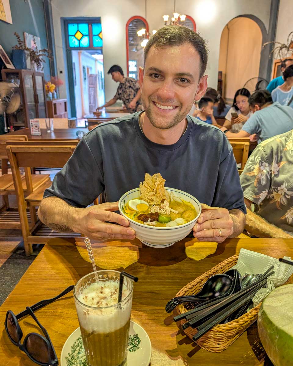 Daniel eats Nyonya Laksa at Limapulo Terrace in Kuala Lumpur Malaysia(1)