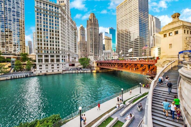 Beautiful Chicago cityscape along the river featuring skyscrapers and historic buildings.