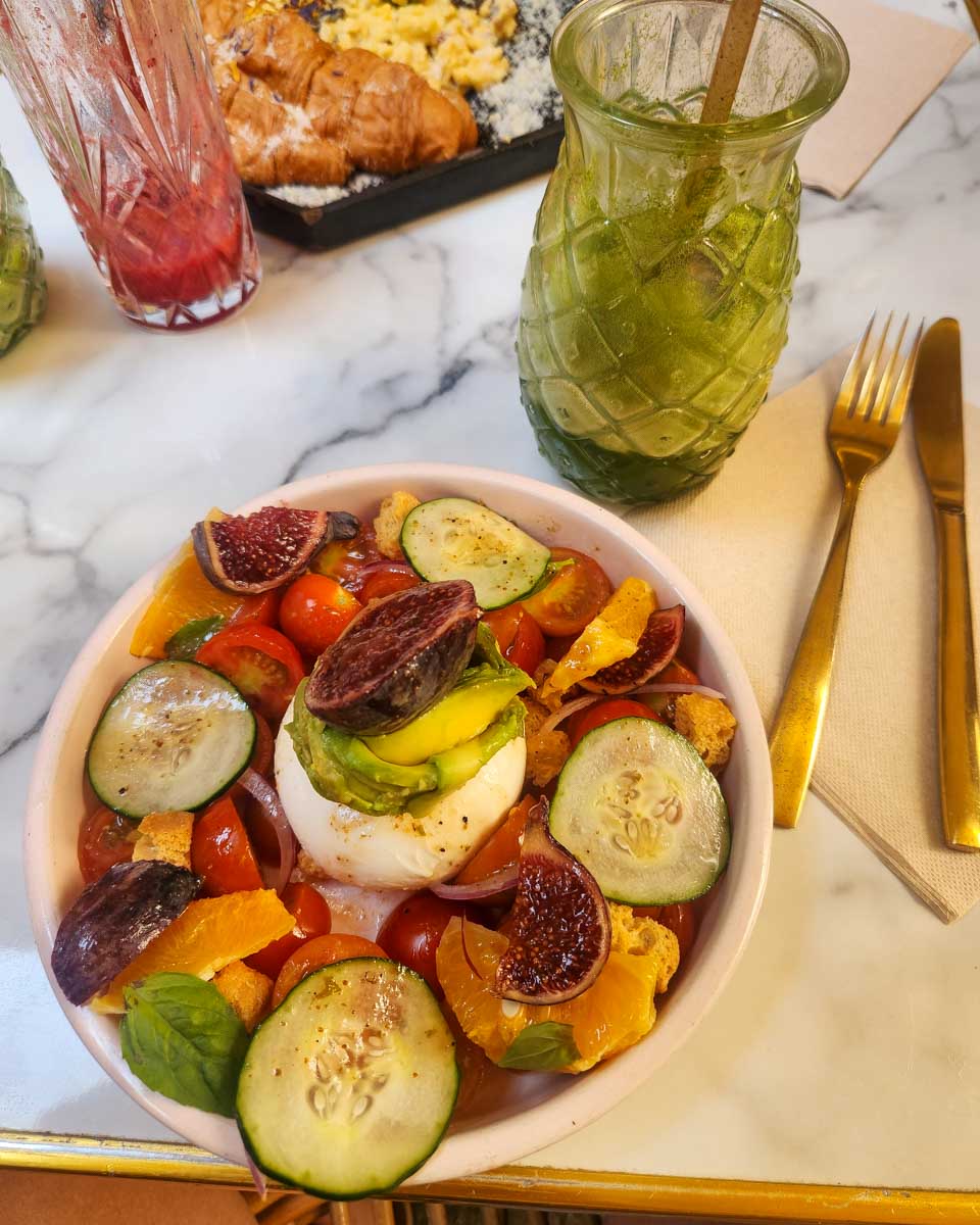 Salad-and-smoothie-eaten-on-a-food-tour in Scottsdale Phoenix Arizona