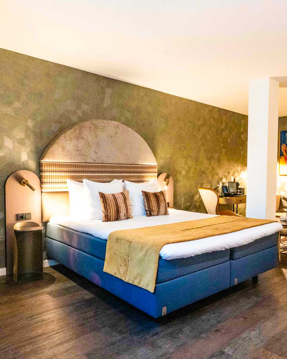 A bed in the hotel room at the The Albus Amsterdam City Centre