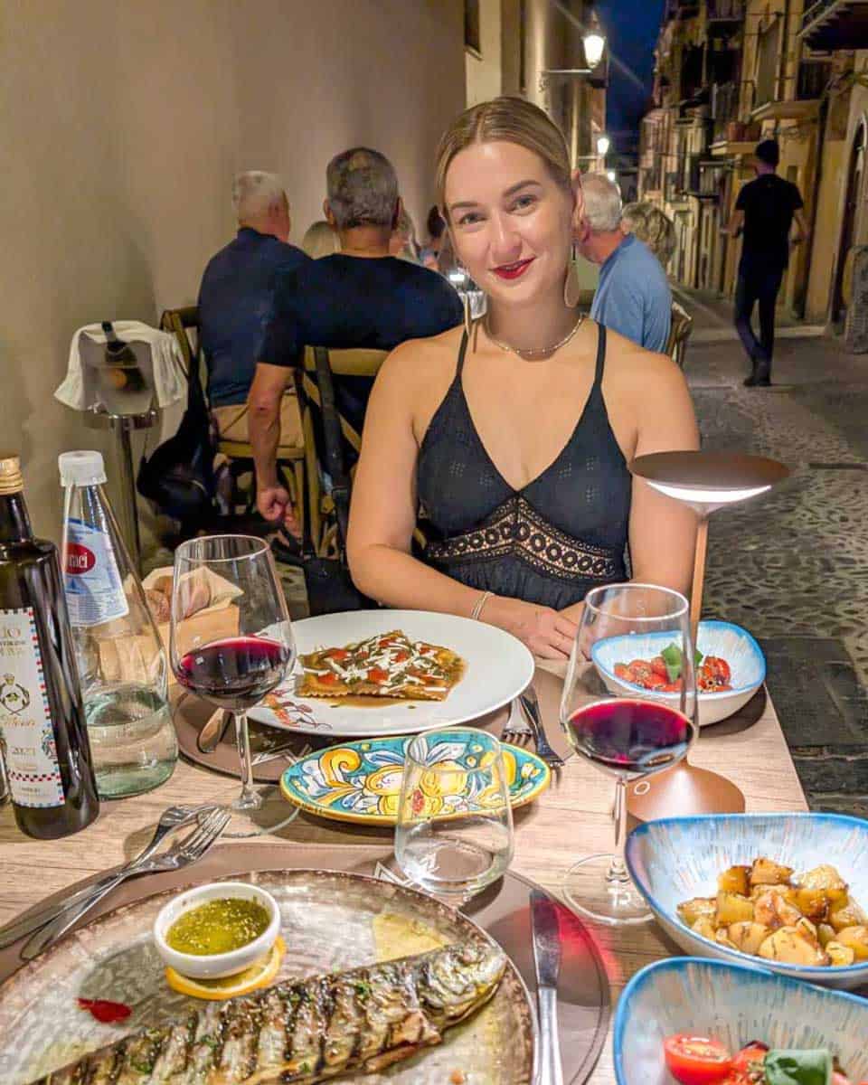 Bailey-eats-dinner-with-wine-in-St-Tropez