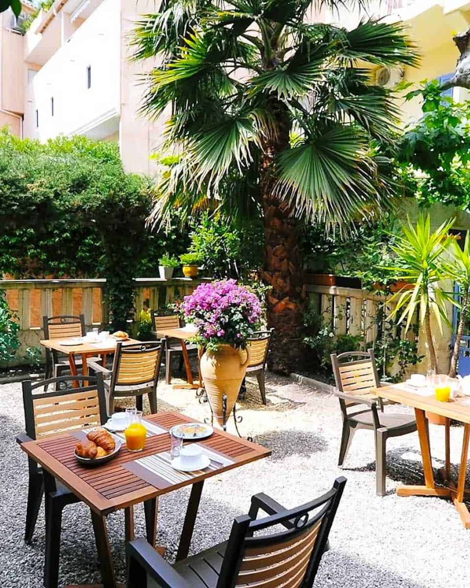 Breakfast area at Hôtel le Chardon Bleu Sainte Maxime