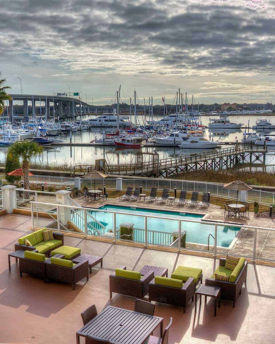 Courtyard Charleston Waterfront in CHarleston South Carolina (1)