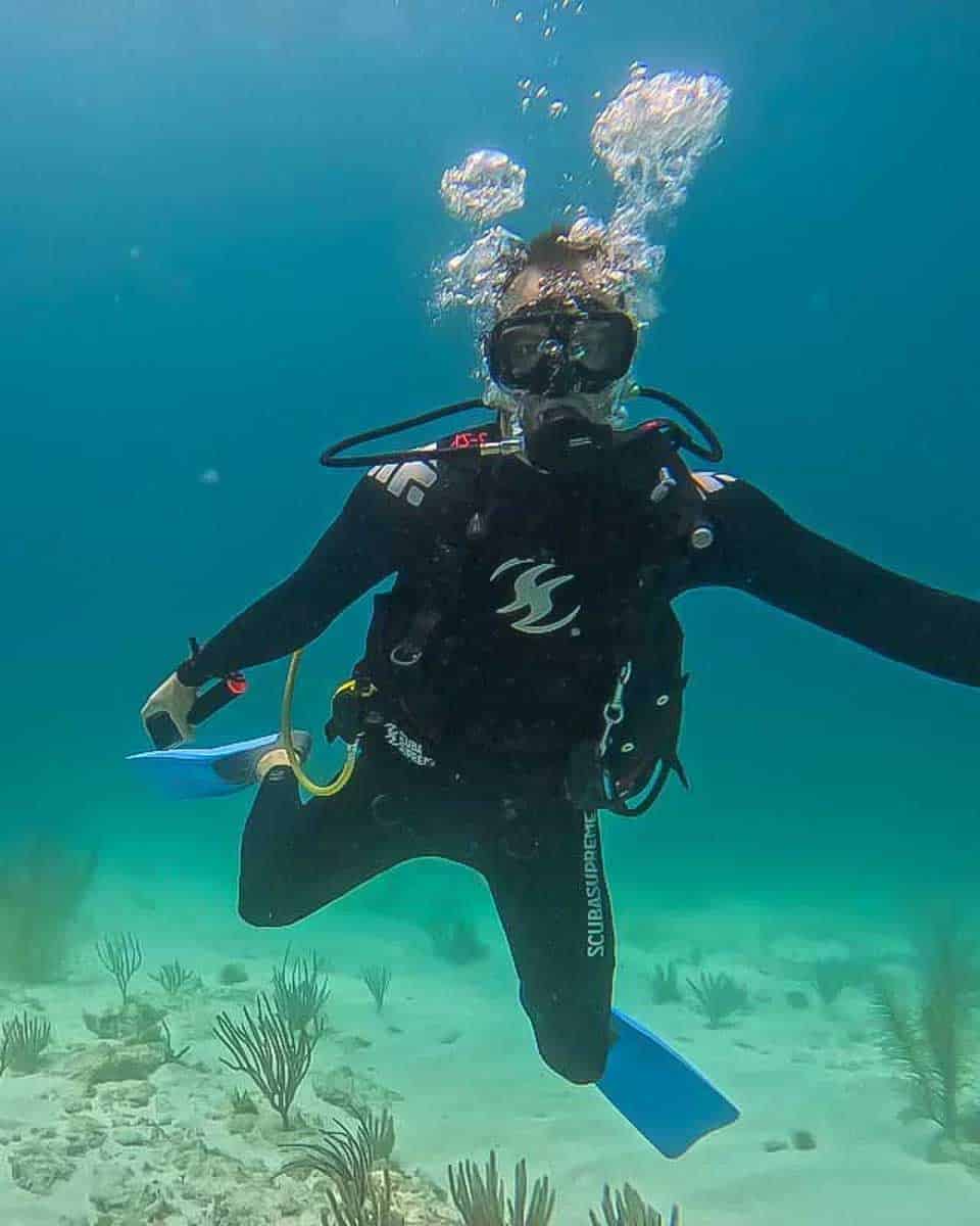 Daniel-scuba-diving-in-Tahiti