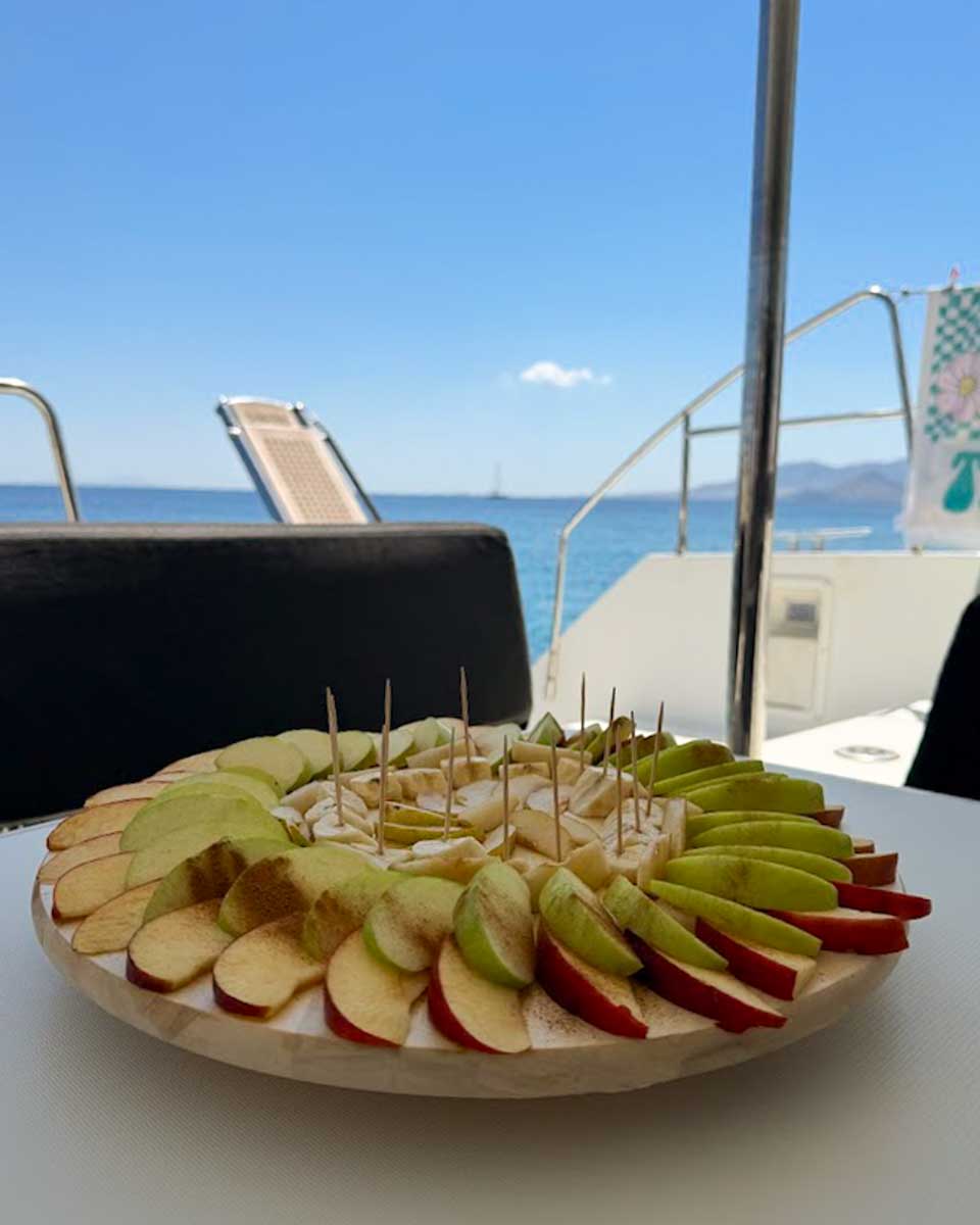 Fruit with cinnamon on a catamaran cruise in Naxos cruise on Hannah trip