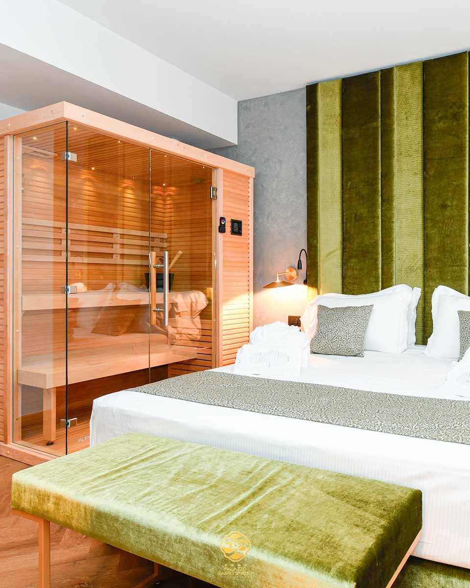 Hotel room with a sauna at Palazzo Santo Spirito in Bergamo