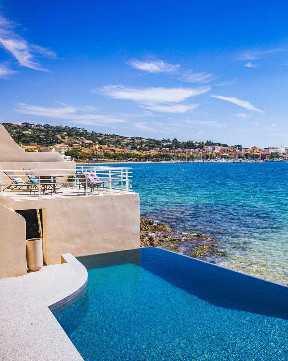 Infinity pool with ocean view at Hostellerie La Belle Aurore in Sainte-Maxime