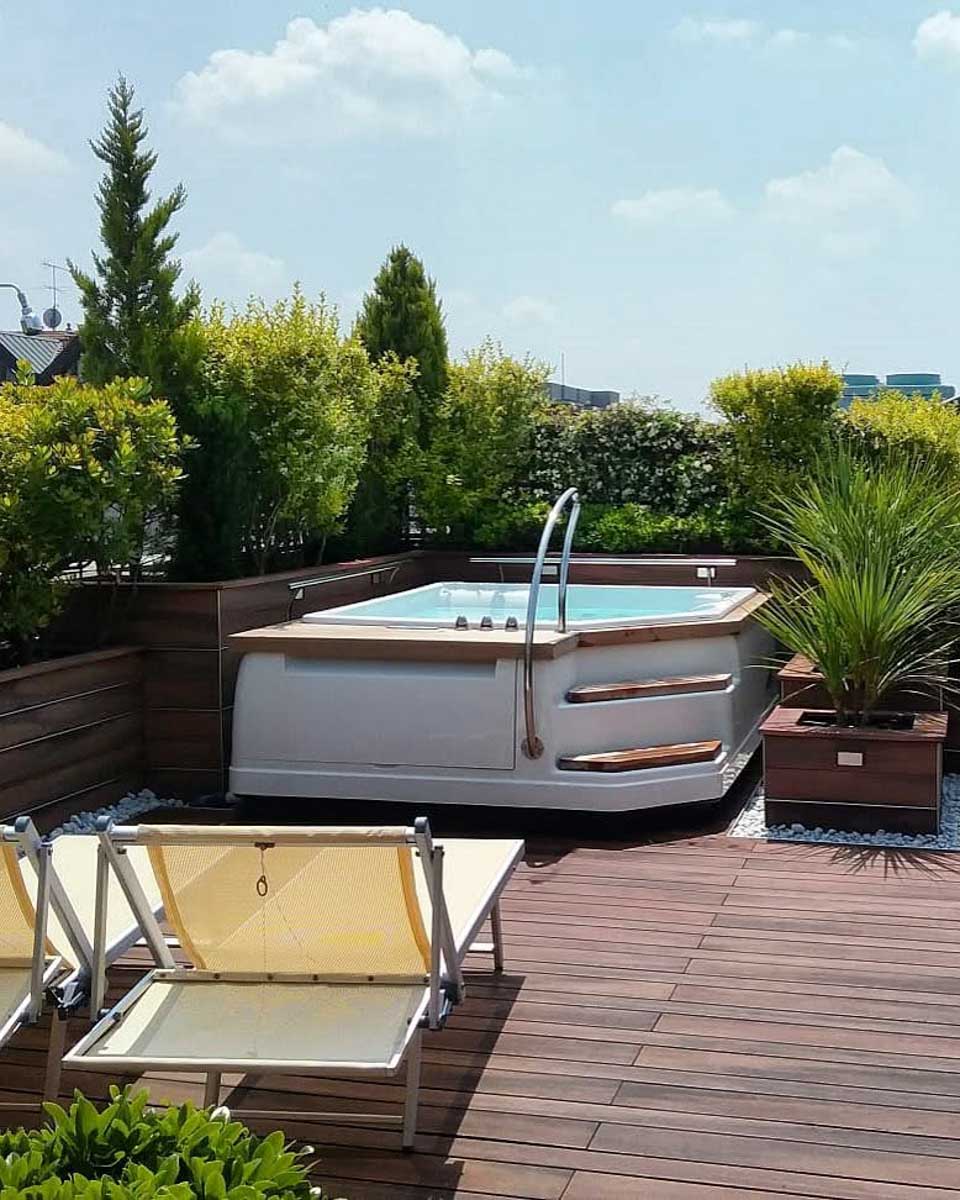 Jacuzzi on the roof at the AR Suites&Art hotel in Bergamo