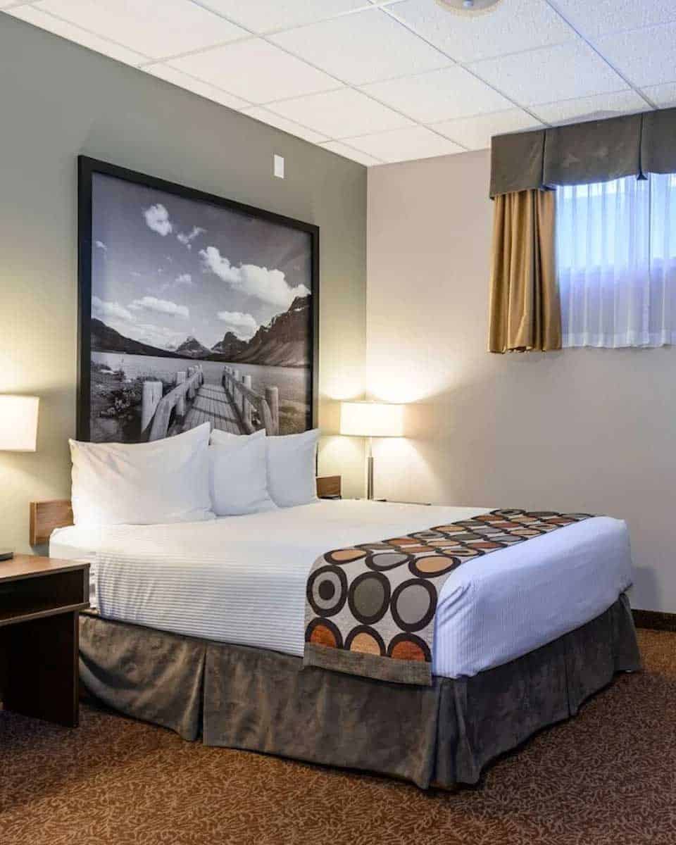 Super 8 by Wyndham Cochrane in Cochrane, Alberta, Canada (2)