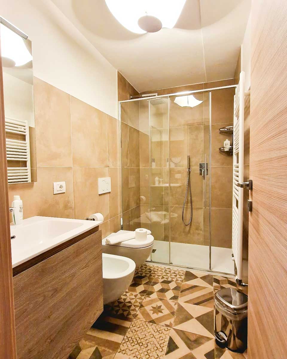 the bathroom in a hotel room at Locanda Mimmo in Bergamo