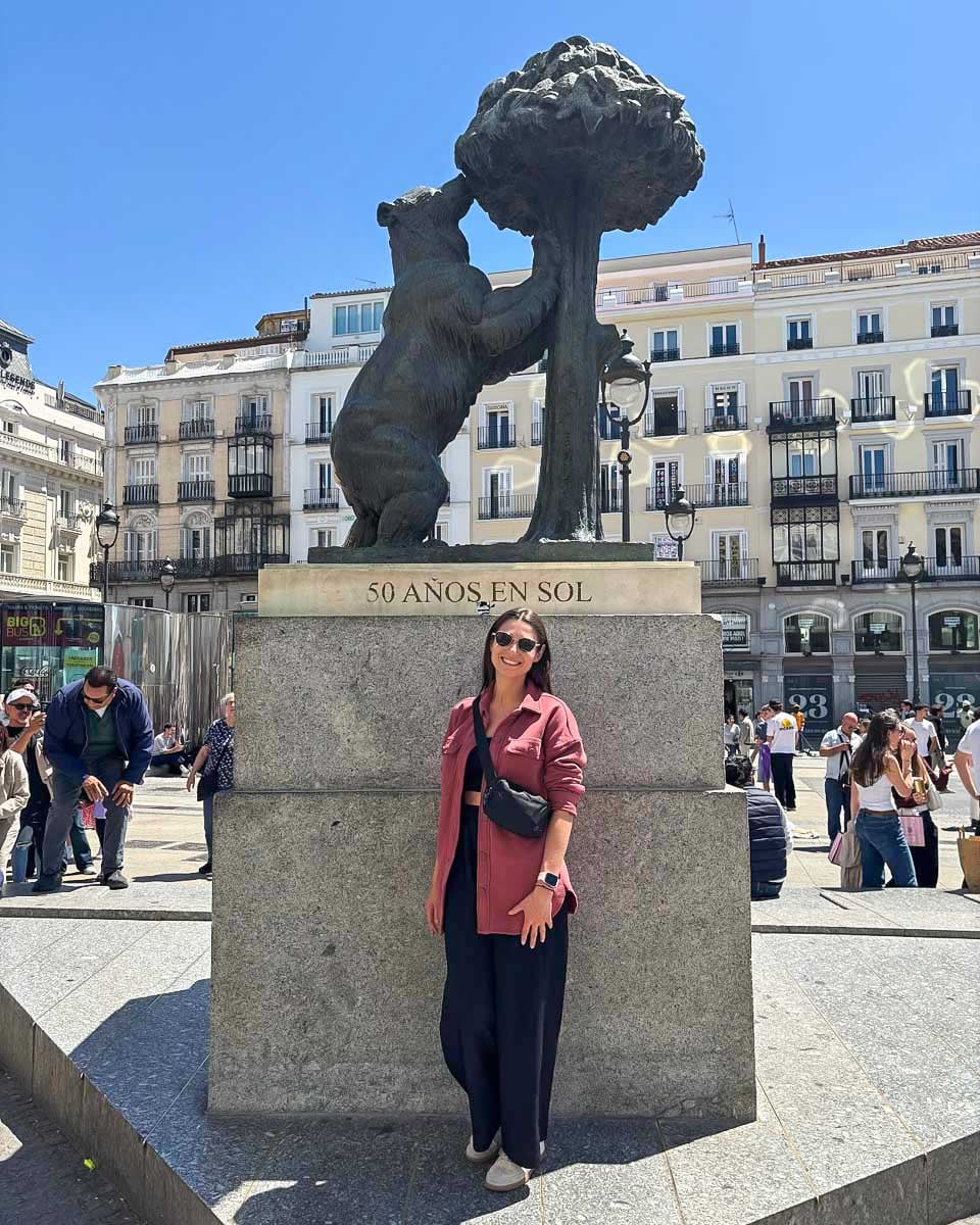 Brittni-poses-with-El-Oso-y-el-Madrono-in-Puerta-del-Sol