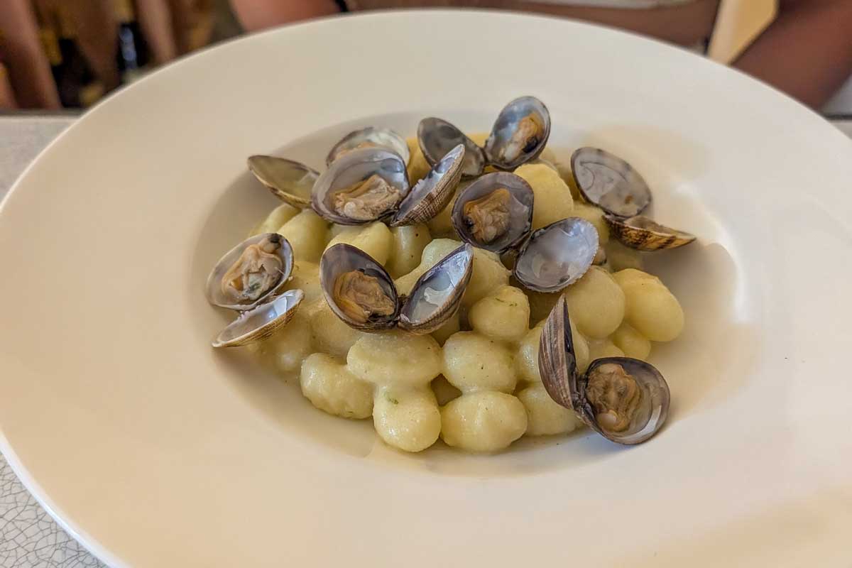 Clam-pasta-eaten-for-lunch in Pompeii Italy