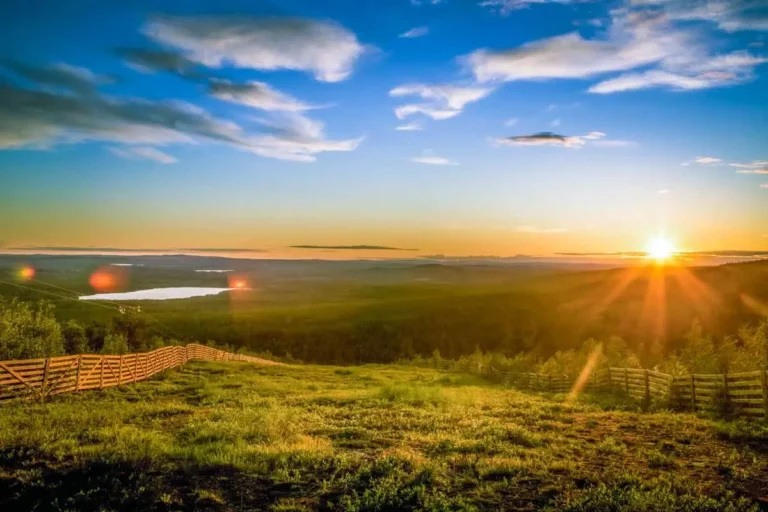 The-Midnight-Sun-seen-in-the-summer-in-Rovaniemi-Finland