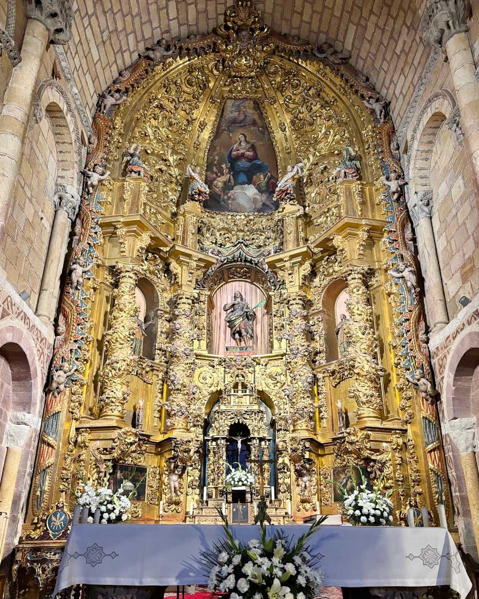 The alter inside the Avila cathedral