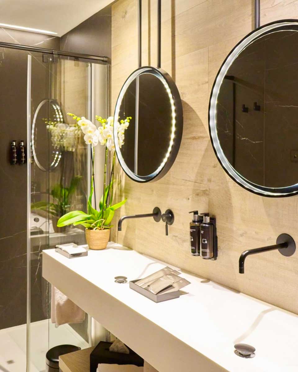 The hotel room bathroom at Hotel Regina Madrid