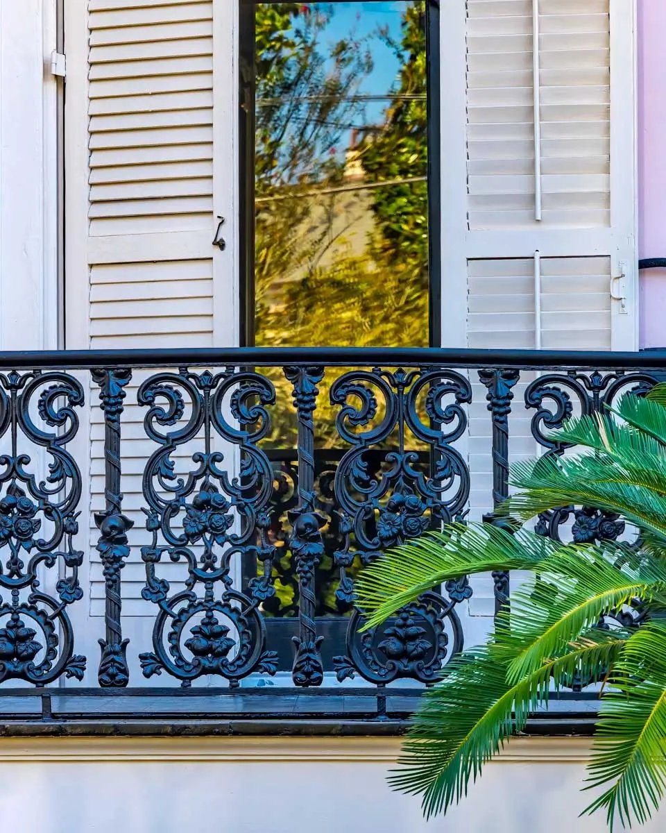A-decroative-fence-in-the-Garden-District-of-New-Orleans-Louisiana-2026-08-05
