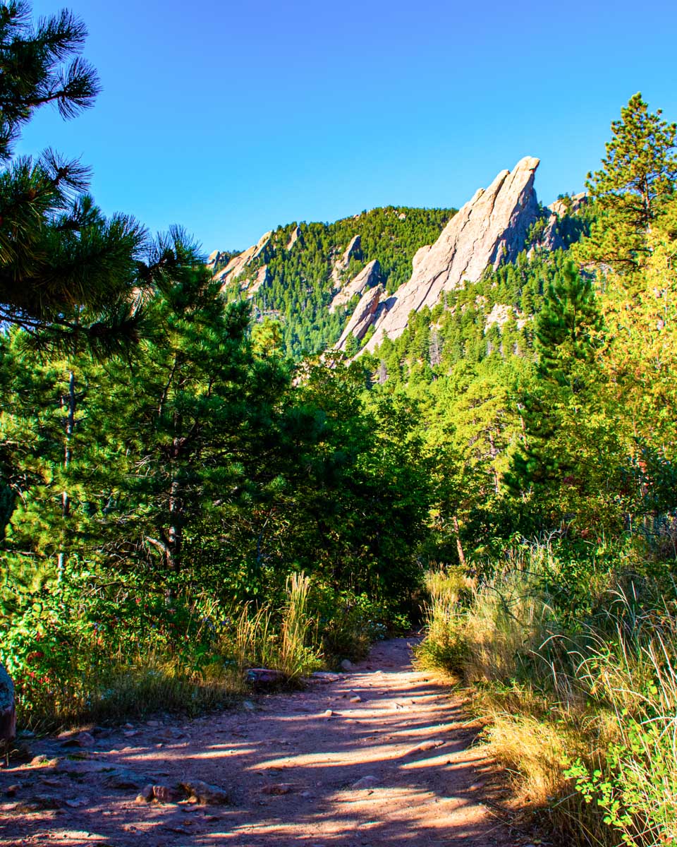 Hiking with a view of the Flatiron mountains in Boulder Colorado