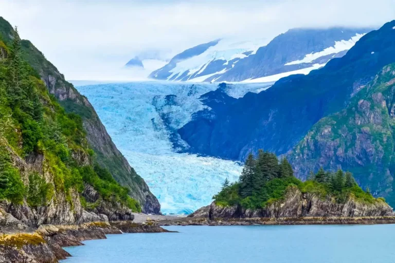 Holgate Glacier seen on a cruise from Sewward Alaska (2)