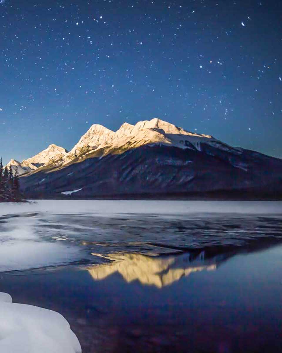 Stargazing-in-Lake-Louise-AB-Canada